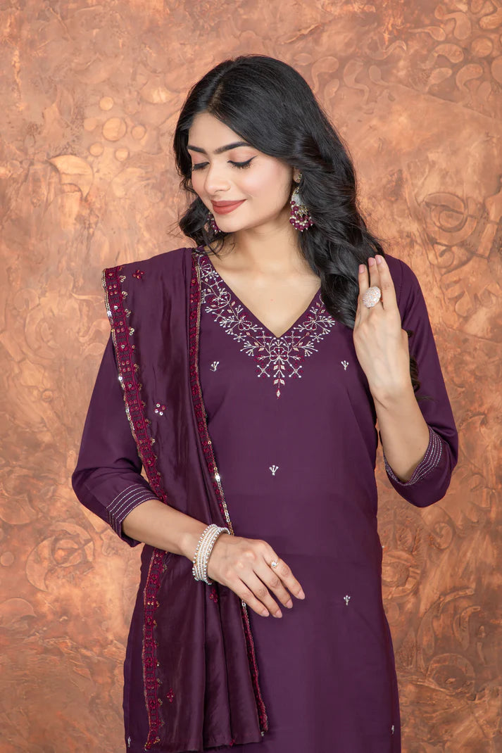 Exquisite Roman Silk Embroidered Suit Set