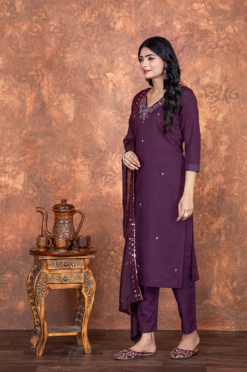 Exquisite Roman Silk Embroidered Suit Set