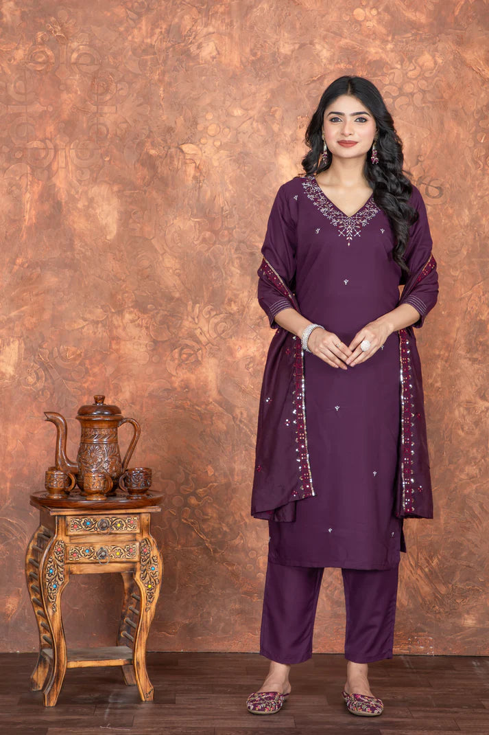Exquisite Roman Silk Embroidered Suit Set