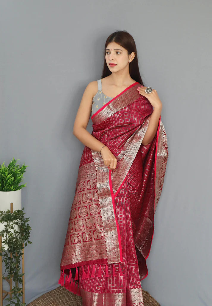 Dixz Fashion Graceful Khicha Checks Silk Saree with Rich Pallu & Embellished Border
