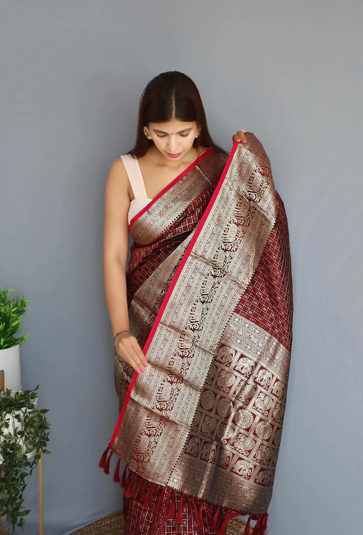 Dixz Fashion Graceful Khicha Checks Silk Saree with Rich Pallu & Embellished Border