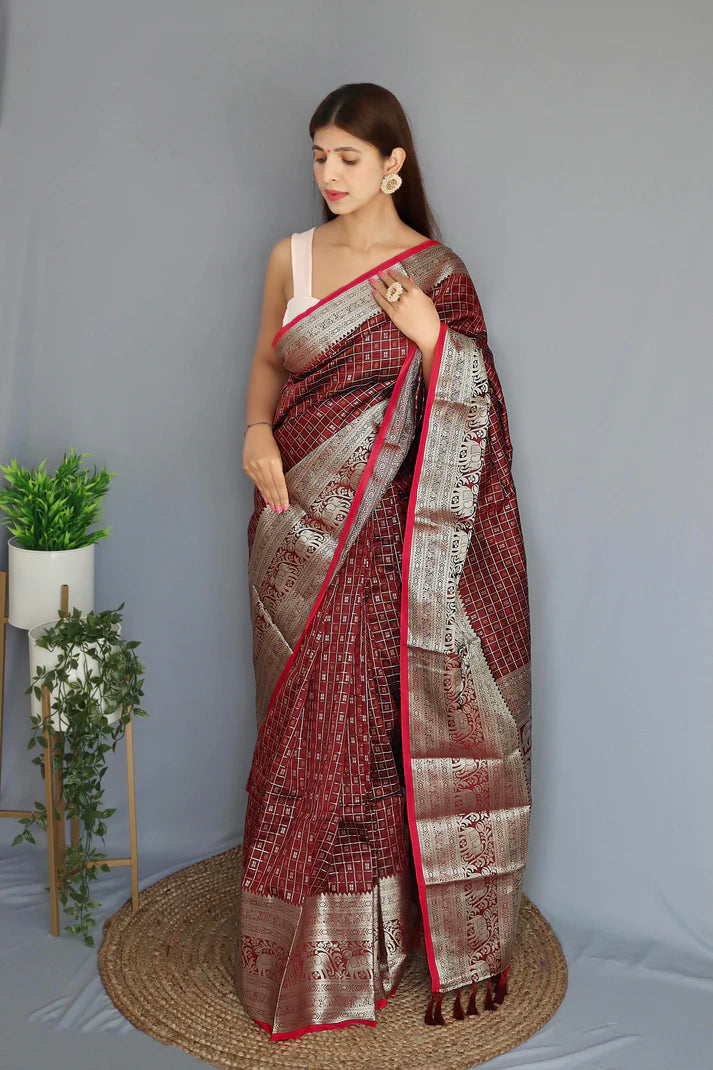 Dixz Fashion Graceful Khicha Checks Silk Saree with Rich Pallu & Embellished Border