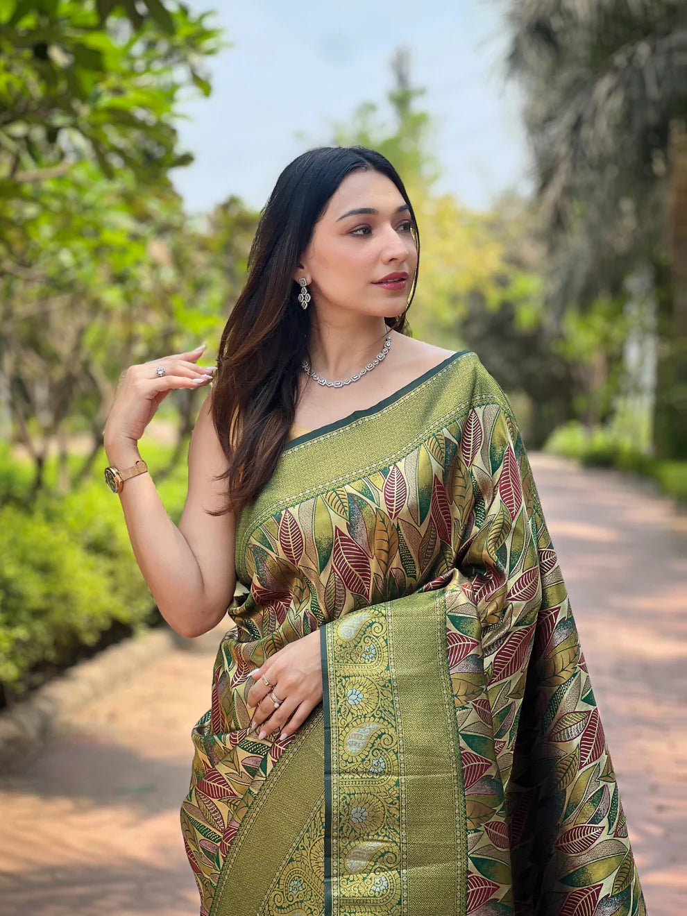 Dixz Fashion Kanchipattu Silk Saree with Contrast Weaving Border