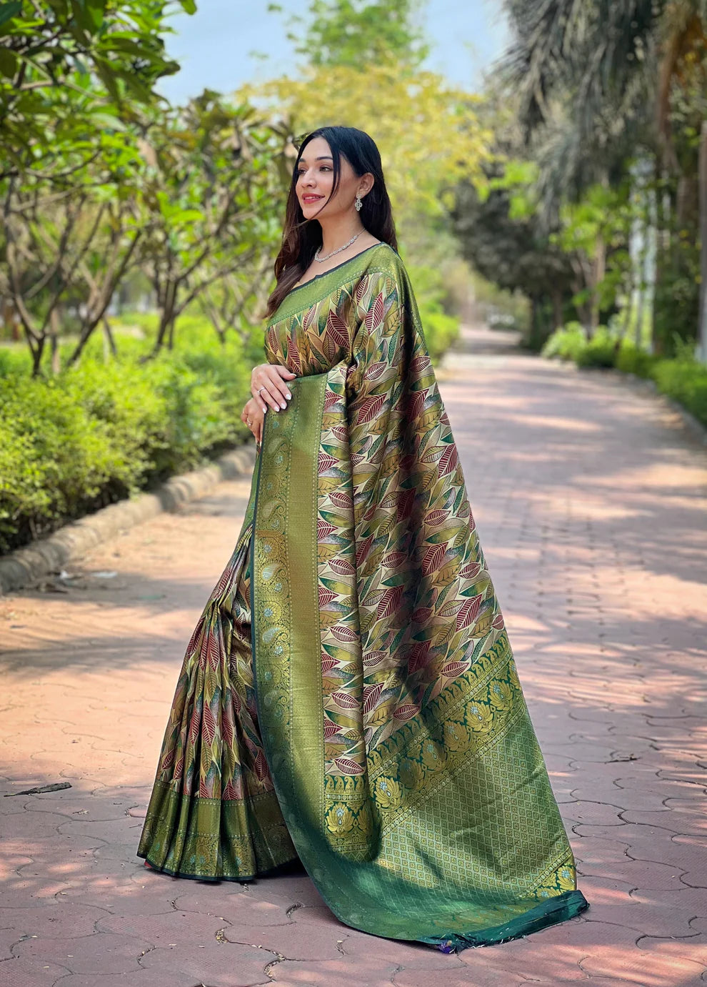 Dixz Fashion Kanchipattu Silk Saree with Contrast Weaving Border