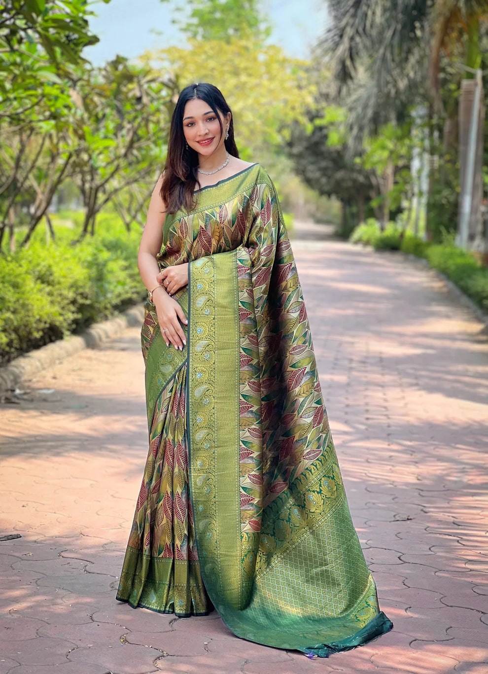 Dixz Fashion Kanchipattu Silk Saree with Contrast Weaving Border