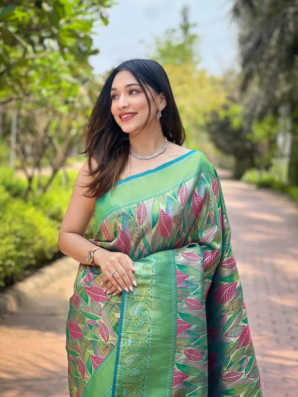 Dixz Fashion Kanchipattu Silk Saree with Contrast Weaving Border