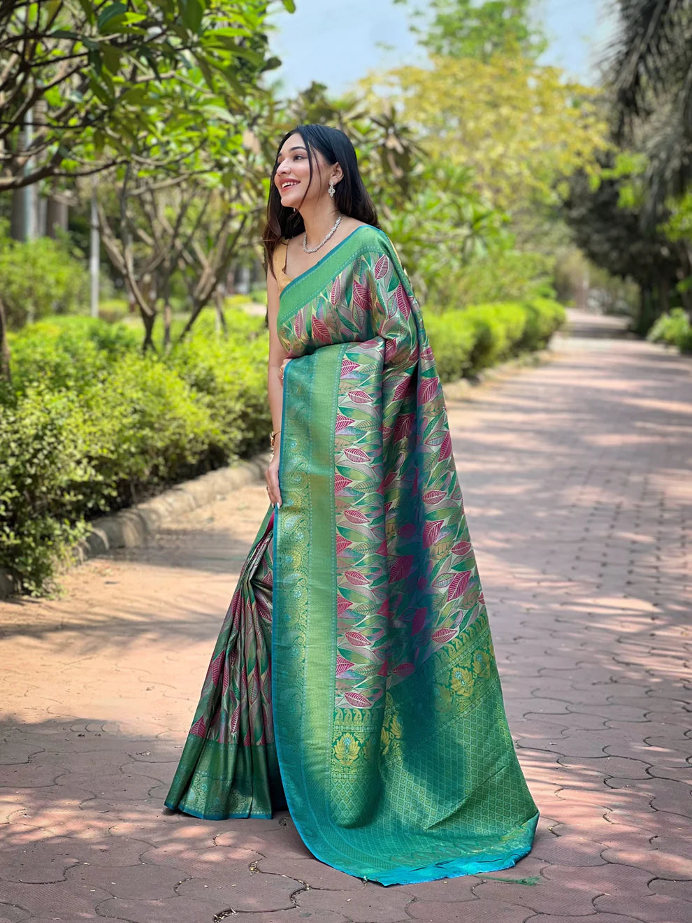 Dixz Fashion Kanchipattu Silk Saree with Contrast Weaving Border