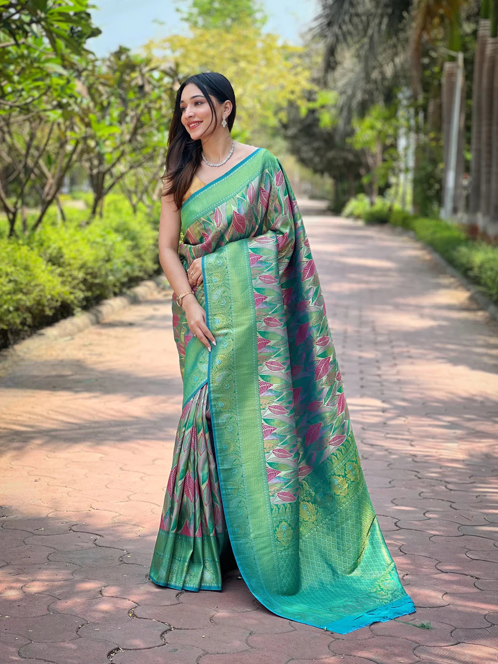 Dixz Fashion Kanchipattu Silk Saree with Contrast Weaving Border